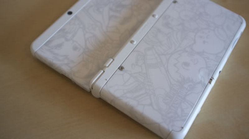 Parte trasera de New 3DS con los tornillos