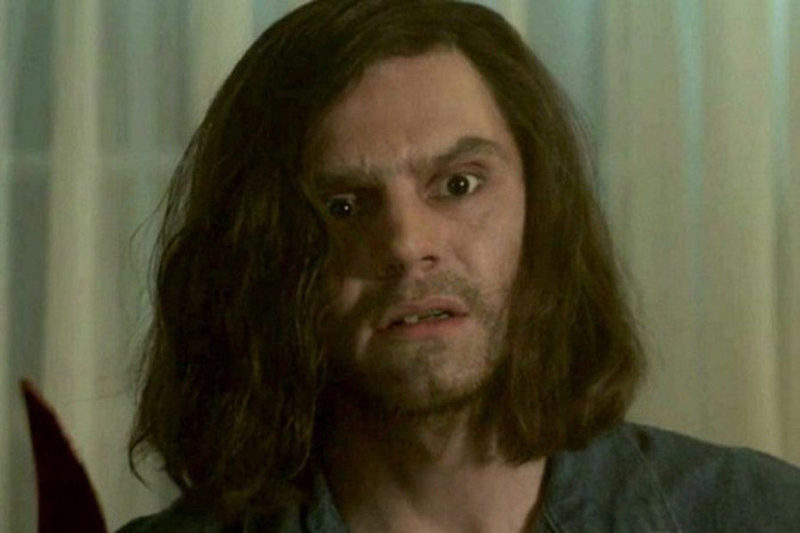 Evan Peters en la piel de Manson