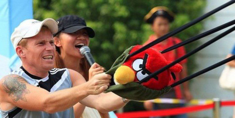 Gente divirtiéndose en el parque no autorizado de Angry Birds