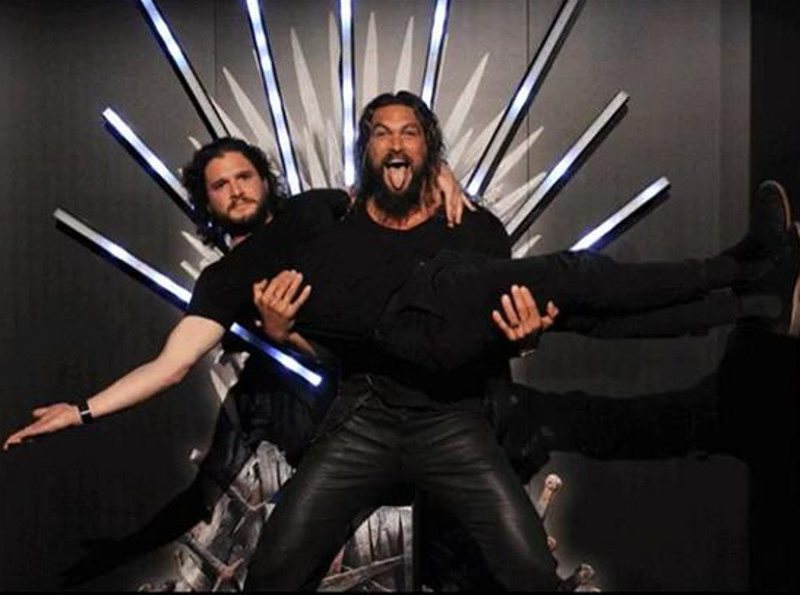 Jason Momoa ha posado con Kit Harington