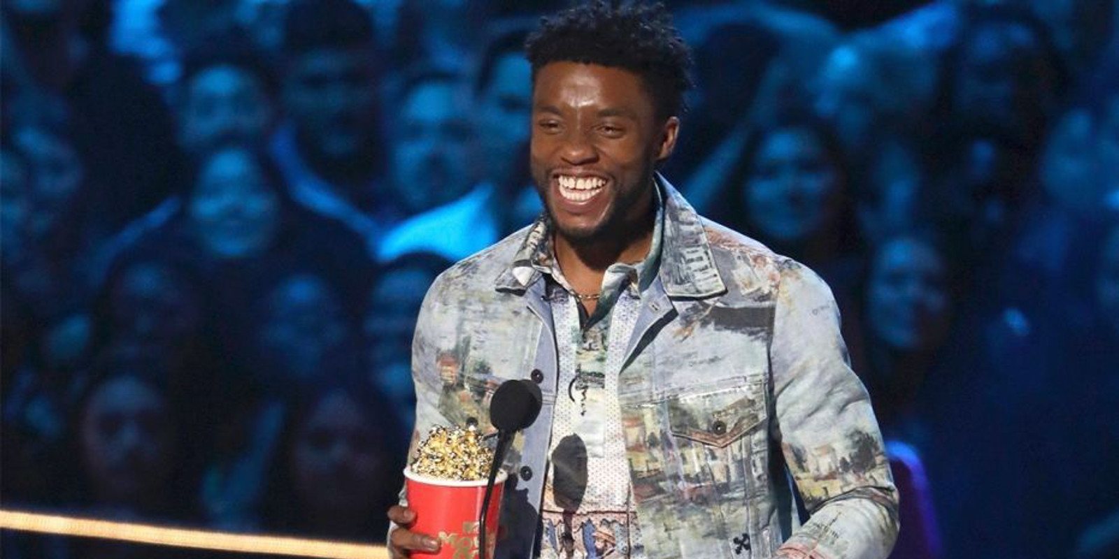 Chadwick Boseman entregó su premio al 'héroe de Waffle House'